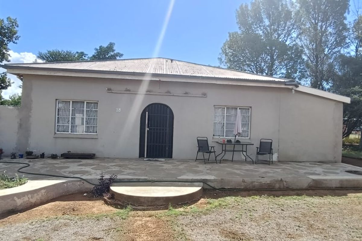 THIS HOUSE IS VERY COMFORTABLE INSIDE.  NICE WOODEN FLOORS. LARGE YARD. PRICE  AFFORDABLE. - Photo 2