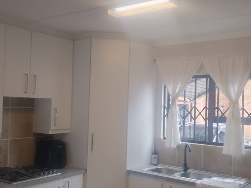 Modern Townhouse in Rynfield - Photo 2