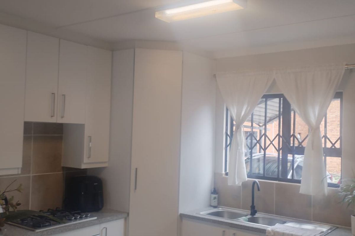 Modern Townhouse in Rynfield - Photo 2