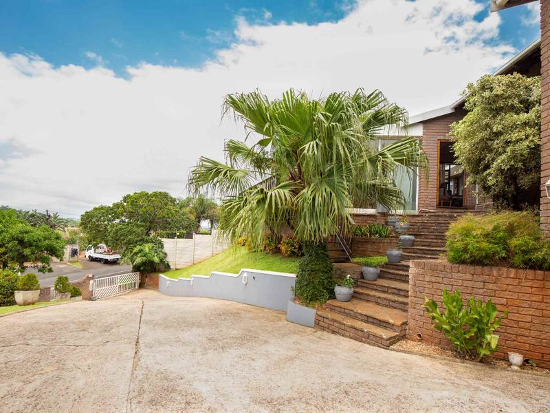 Immaculate elevated 3 bedroom home with stunning inland views - Photo 5