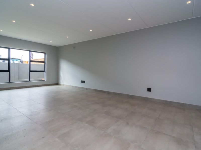 Sleek design and scenic views - 3-bedroom Home in Noordheuwel's Finest - Photo 7