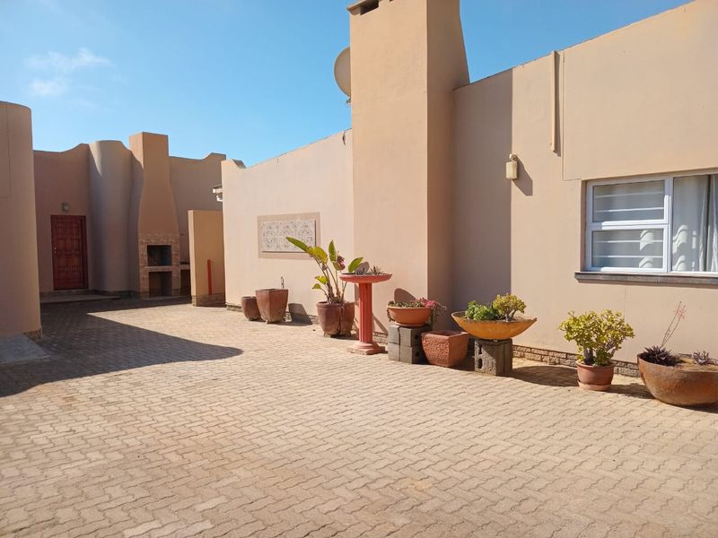 House with flat for sale in popular South dune area in Henties bay - Photo 6
