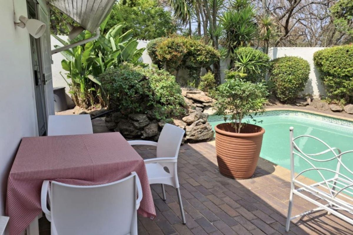 A GORGEOUS ONE BEDROOM FURNISHED COTTAGE - Photo 3