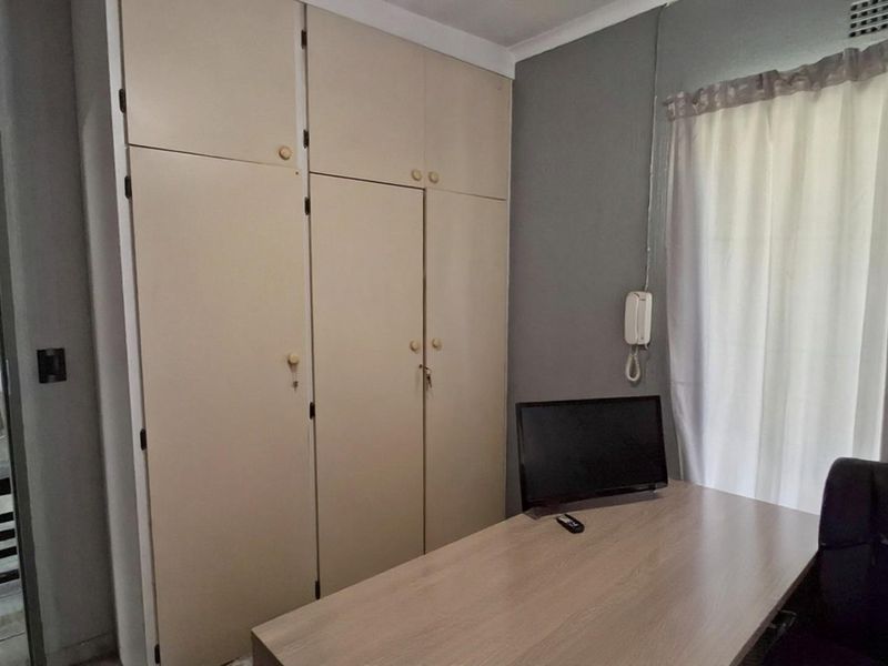 Large stand with Entertaininers Home - Photo 10