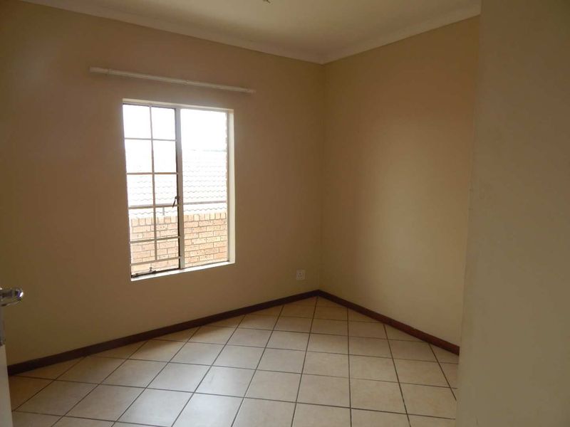 2 Bedroom top unit in Mooikloof Ridge for Sale - Photo 10