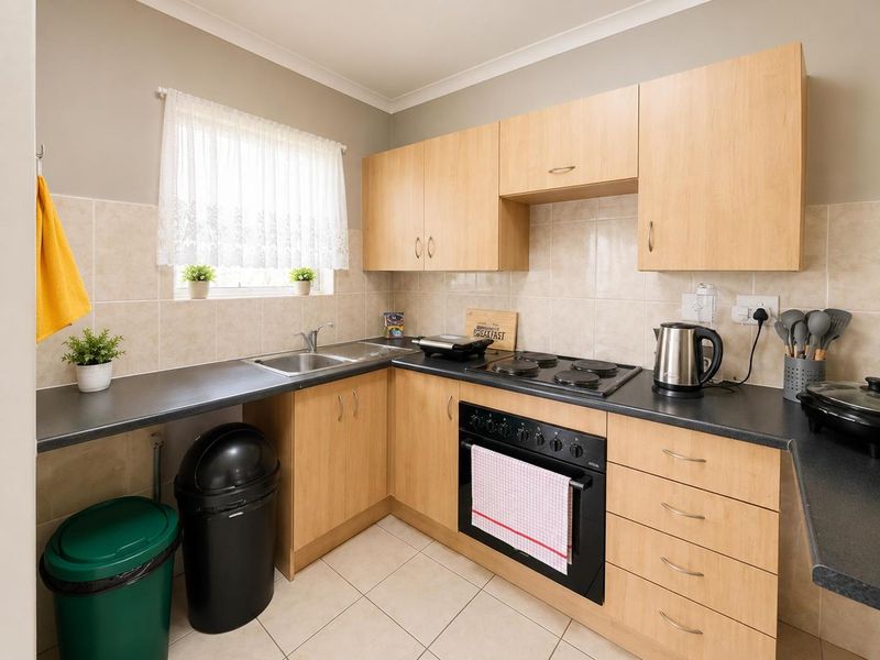 Beautiful First-Floor Apartment in Secure Estate! - Photo 5