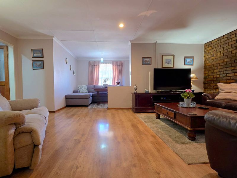 4 Bedroom House For Sale in Glenvista - Photo 5