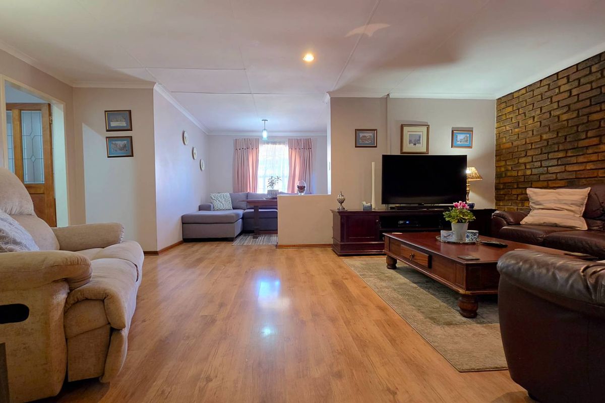 4 Bedroom House For Sale in Glenvista - Photo 5