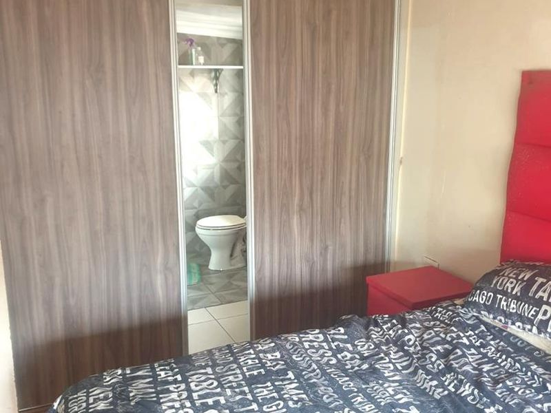 Opportunity Awaits: Spacious 3-Bedroom Home with Private 1-Bedroom Flatlet in Secure Dewald Hattingh Park, Benoni - Photo 6