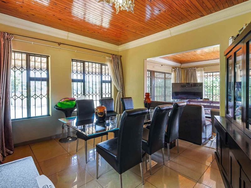 Exceptional Family Living in Waterkloof Ridg - Photo 10