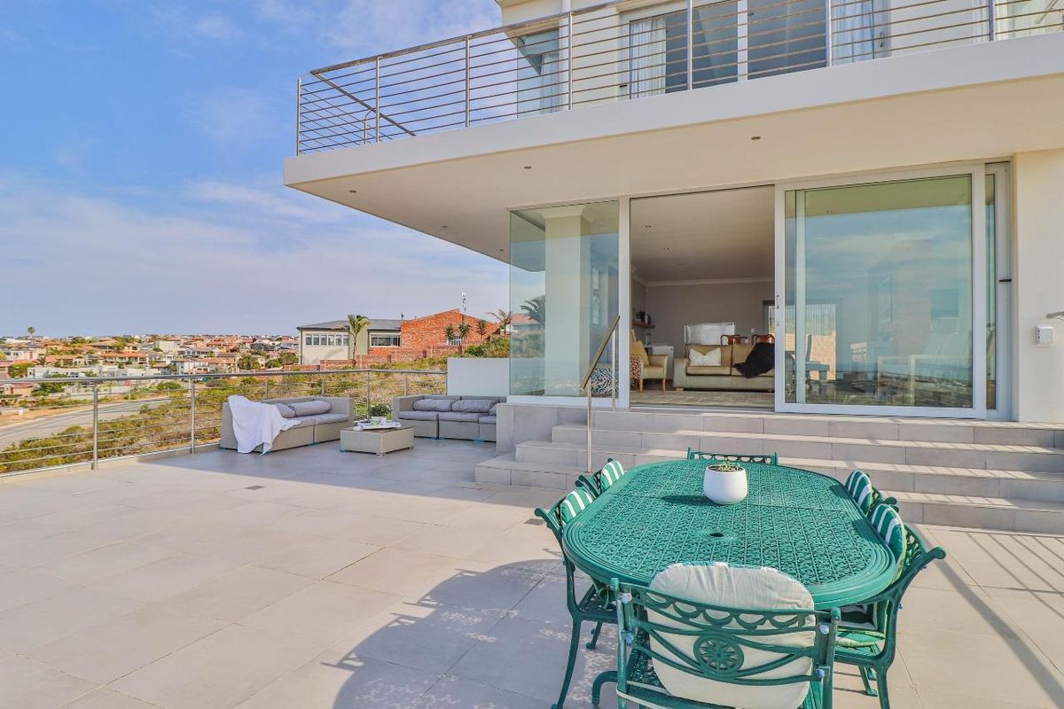 Experience luxurious coastal living with panoramic ocean views - Photo 4