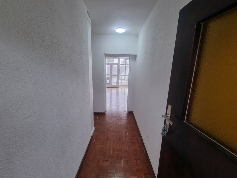 Unfurnished 1-Bedroom Apartment To Ret in Sea Point - Photo 2