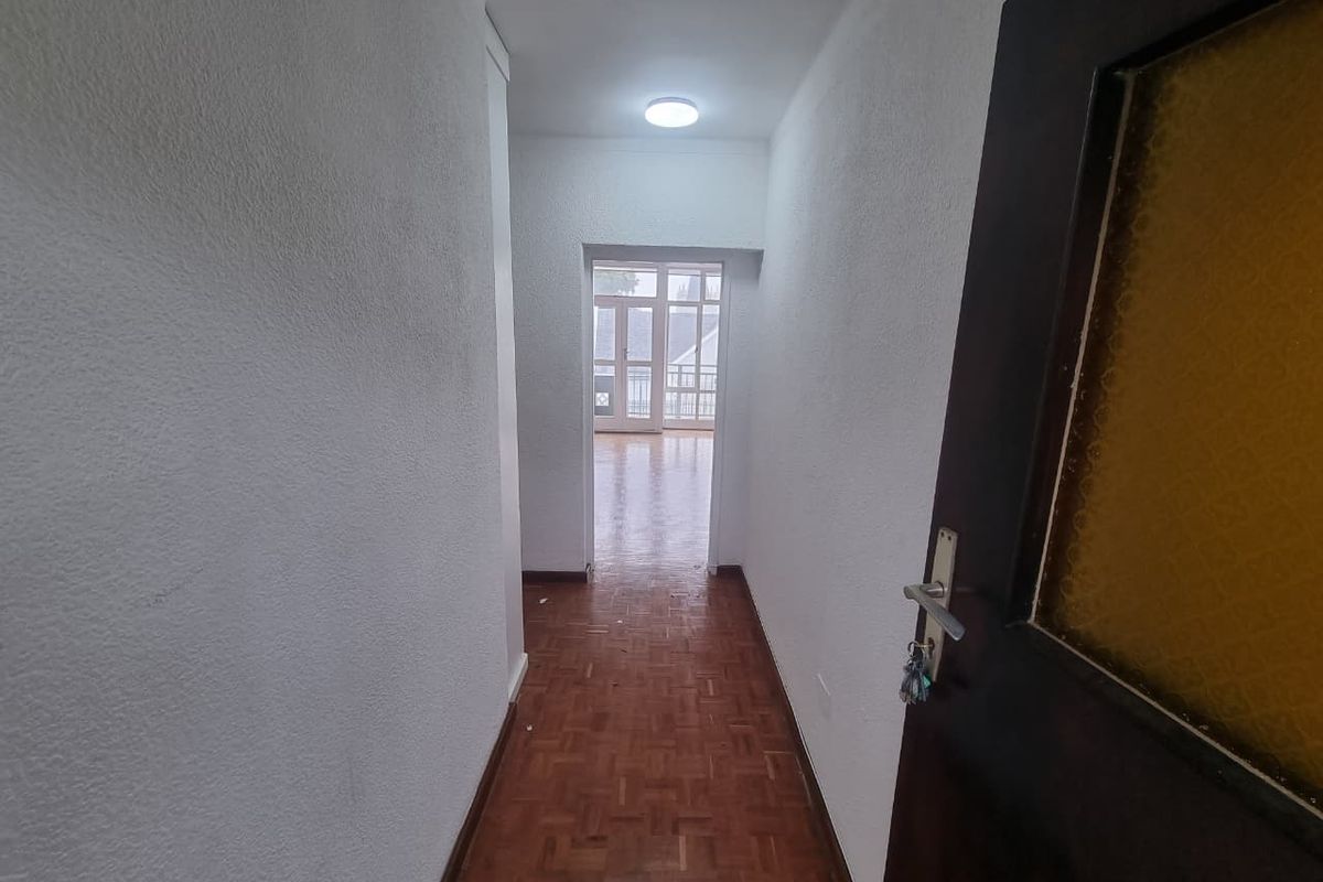 Unfurnished 1-Bedroom Apartment To Ret in Sea Point - Photo 2
