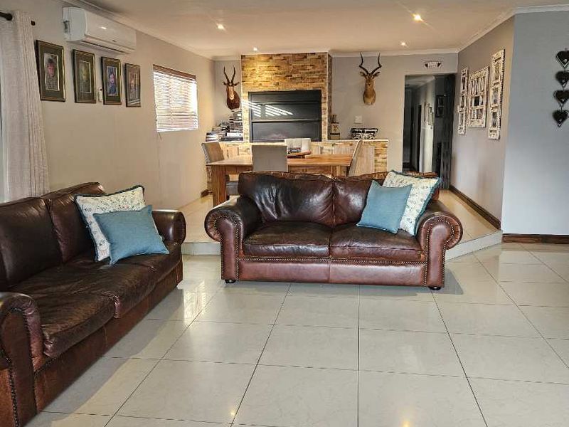 Stunning 4-Bedroom Home To Let in Kamma Heights! - Photo 10