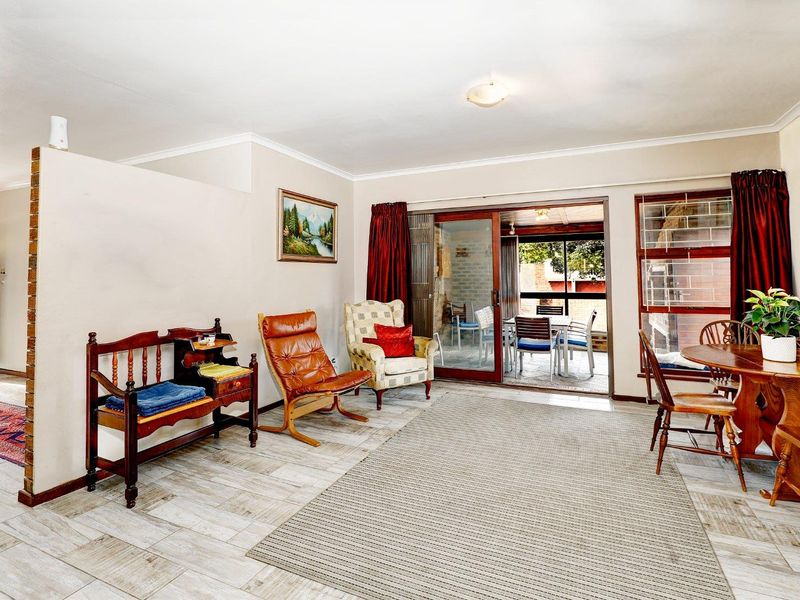 Dual living comprising of a 4 bedrooms & Study main dwelling and a 2 bedroom cottage. - Photo 6