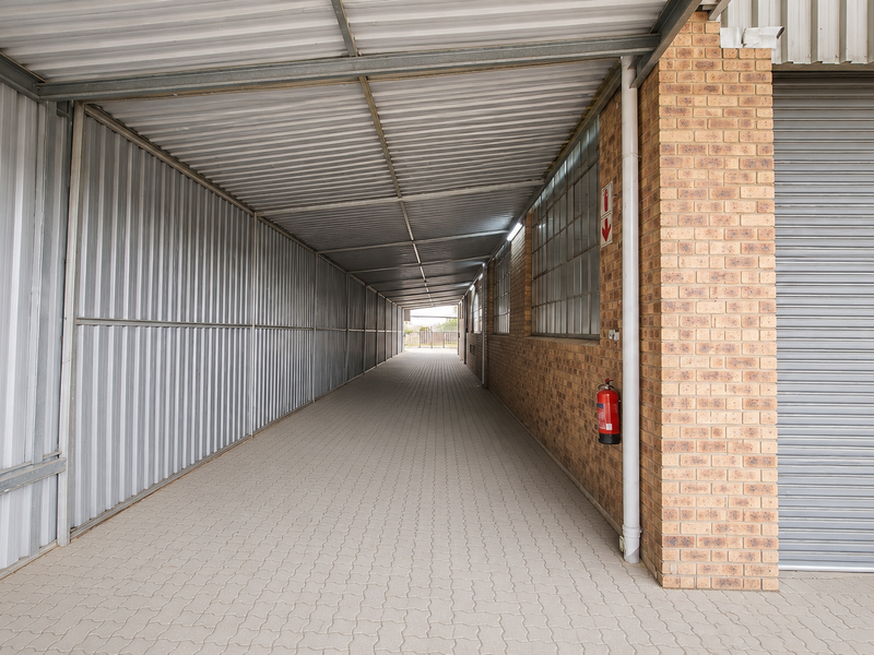 940m2 Prime Factory with Yard & Superlink Access | Westmead - Photo 9