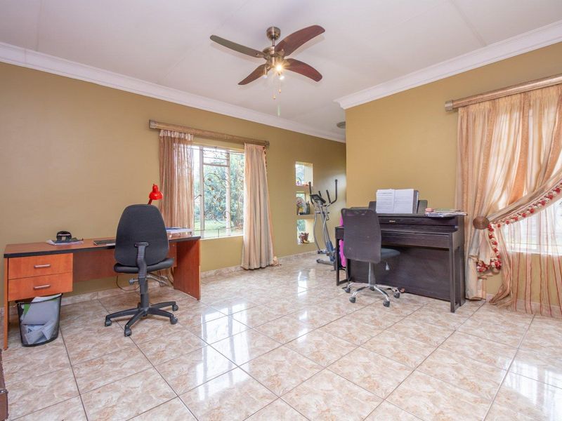 Large family Home in move in condition. - Photo 3