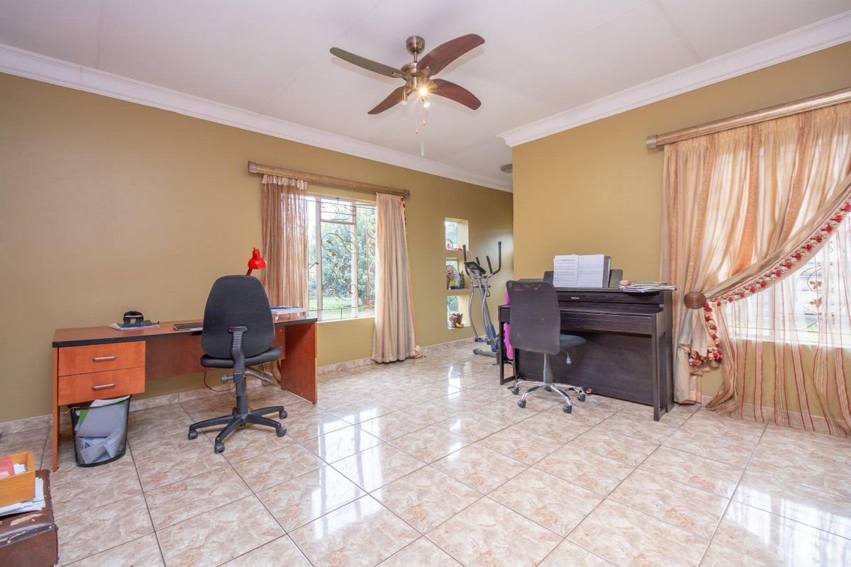 Large family Home in move in condition. - Photo 3