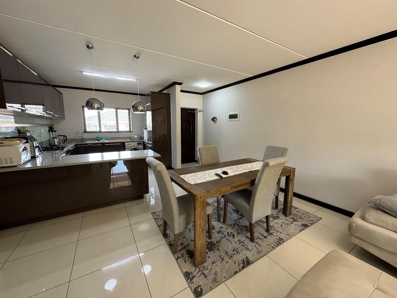 Upmarket Three Bedroom First Floor Apartment For Sale In The Walford - Photo 10