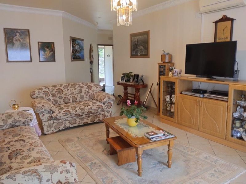 Spacious 4-Bedroom single level Family Home - Photo 9