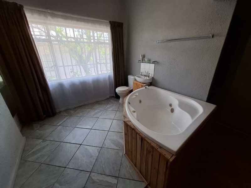 Meticulously cared for family home in an established neighbourhood. - Photo 4