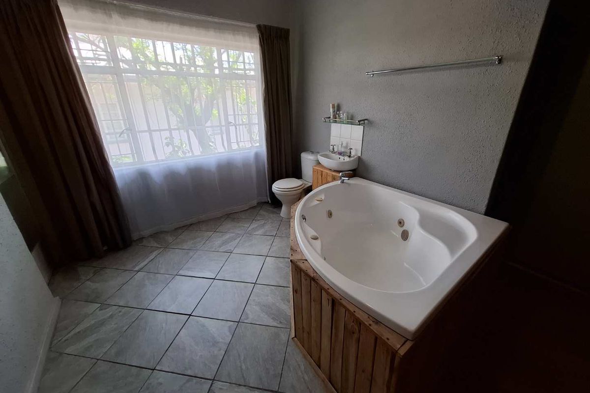 Meticulously cared for family home in an established neighbourhood. - Photo 4