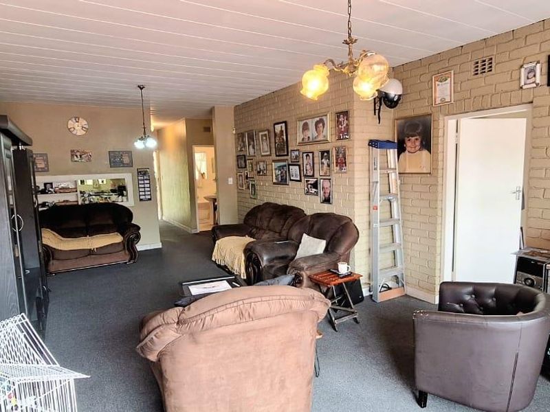 3 Bedroom Unit in South Crest with Spacious Outside Patio & Garden area - Photo 7