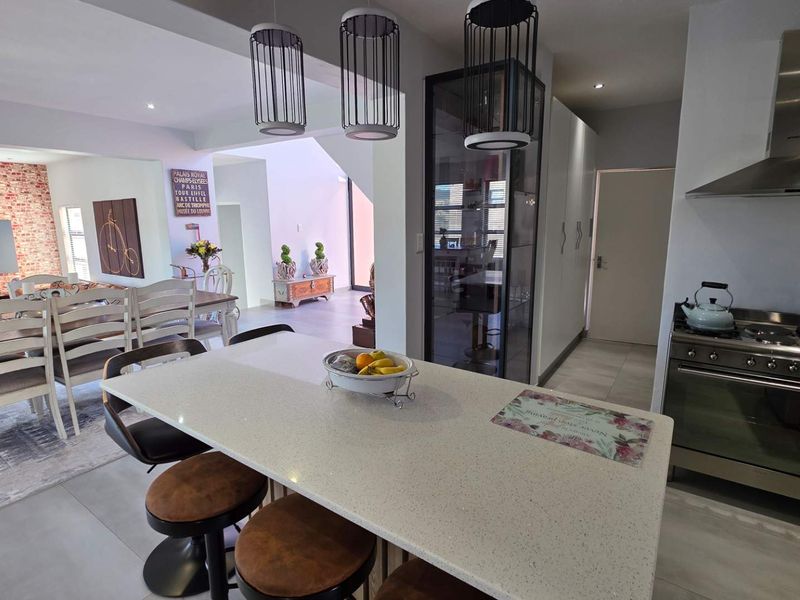 Elegant 4 Bedroom Family Home in The Hills Nature Reserve - Photo 10