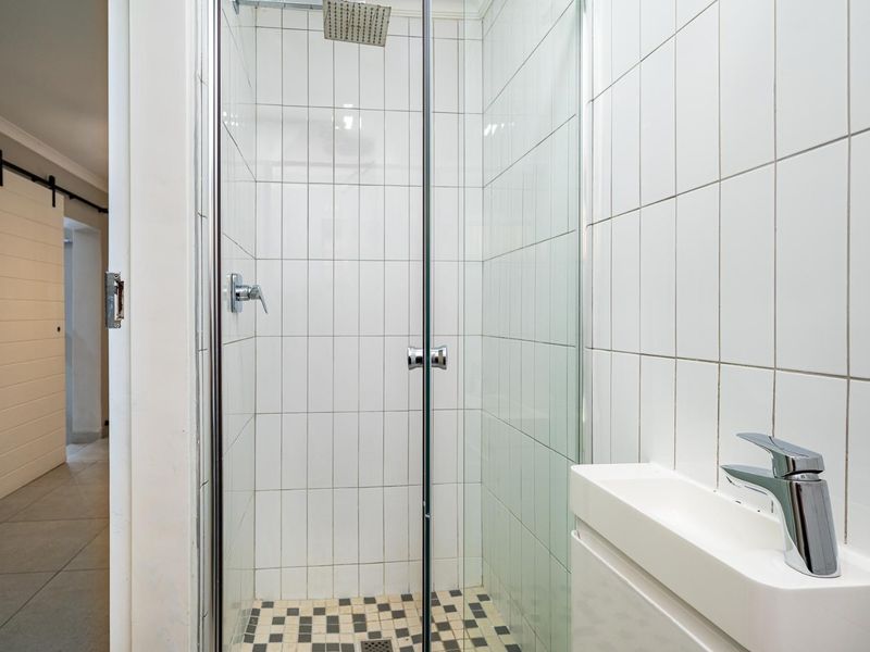 Spacious Face-Brick Family Unit with Modern Finishes, Scenic Views & Fantastic Entertainment Flow - Photo 10
