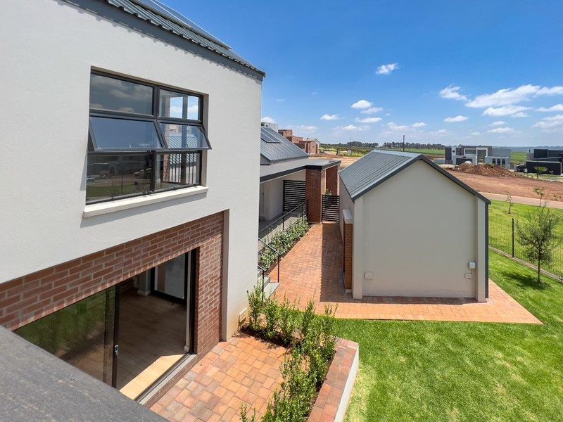 Eco-Conscious Luxury with Modern Views & Family Comfort - Photo 2