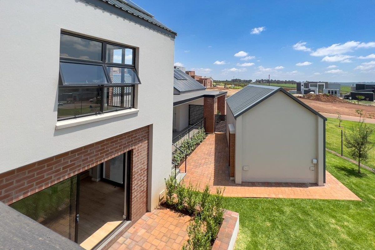 Eco-Conscious Luxury with Modern Views & Family Comfort - Photo 2