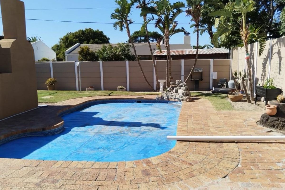 4 Bedroom House For Sale in Bothasig - Photo 2
