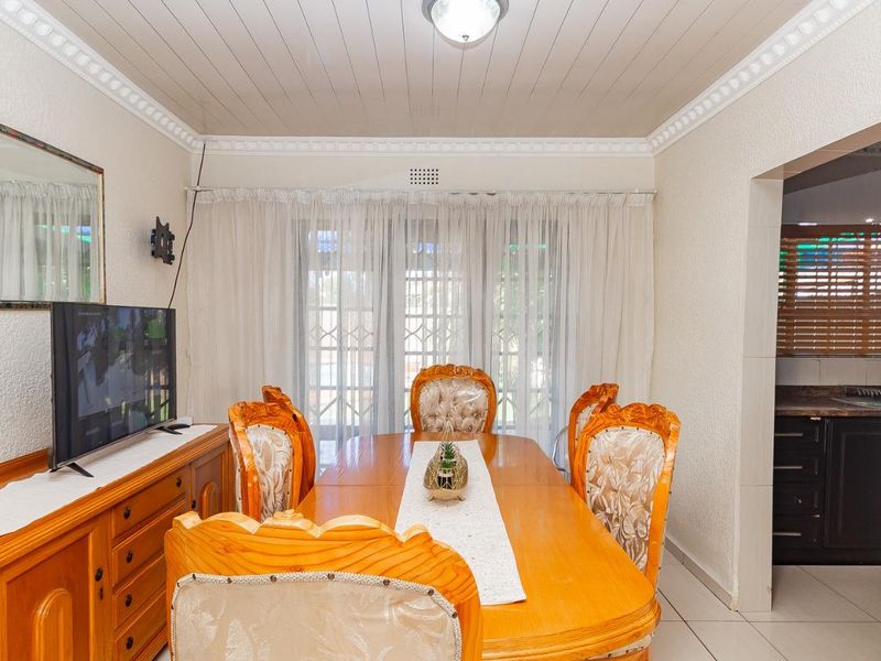 Stylish Family Home - Photo 6