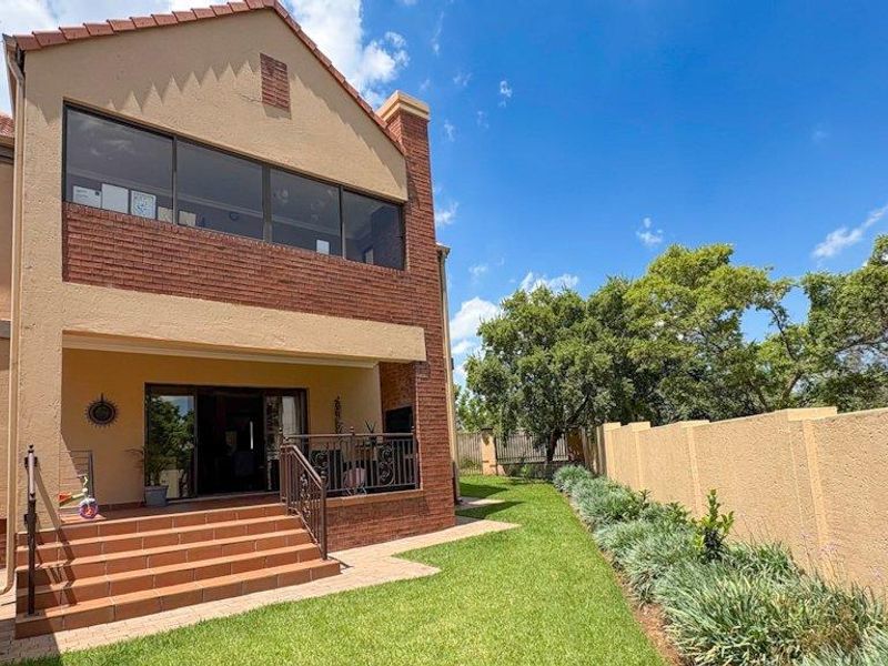 Gorgeous Townhouse in Midstream Estate - Photo 2