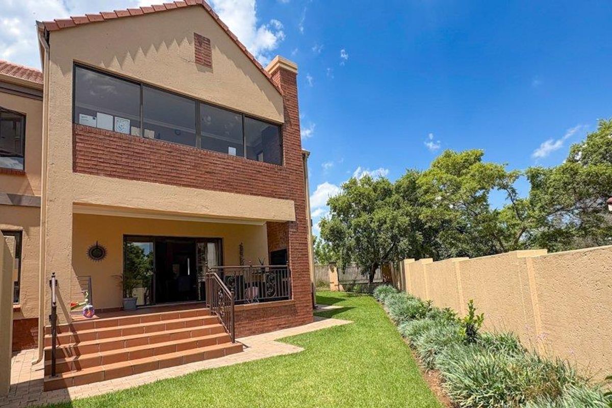 Gorgeous Townhouse in Midstream Estate - Photo 2