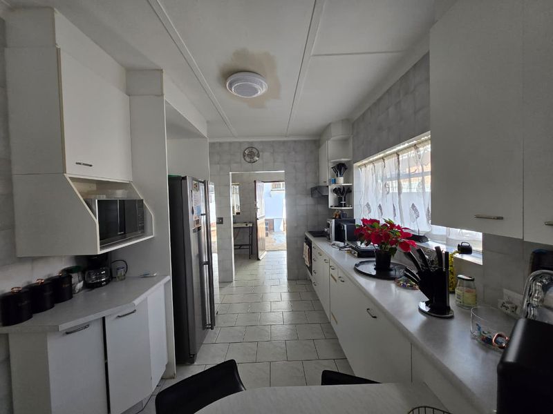 Spacious 3-Bed Family Home with Pool & Scenic Views in Glenanda - Photo 10