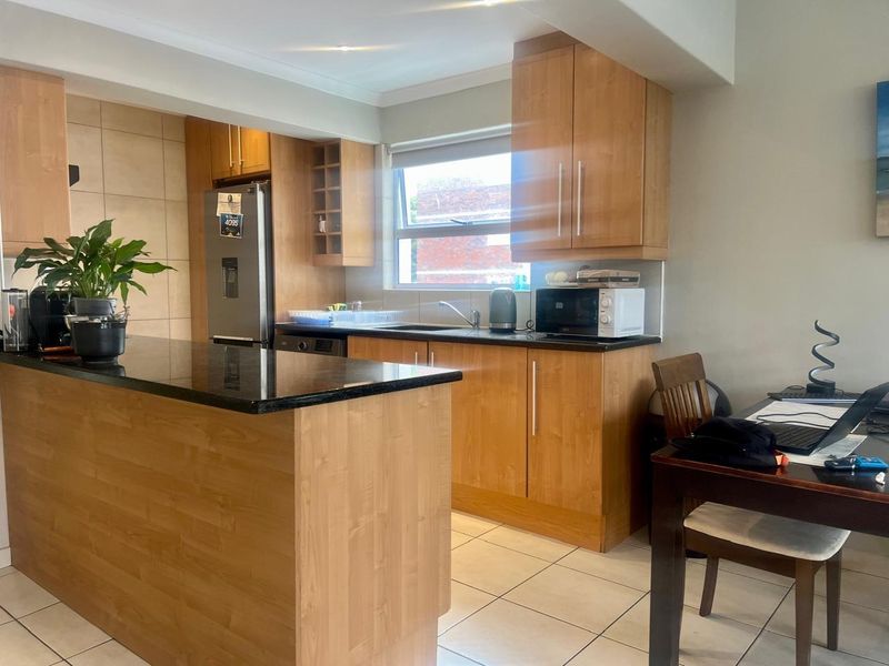 3 Bedroom Apartment with Parking, Steps from the Promenade - Photo 5