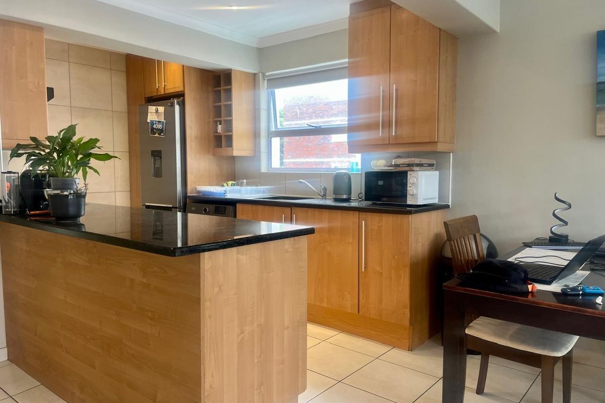 3 Bedroom Apartment with Parking, Steps from the Promenade - Photo 5