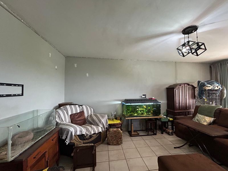 Double Storey 5-Bedroom Home with En-Suites, Balcony & Veranda Views a Stone's Throw from Tzaneen - Photo 3