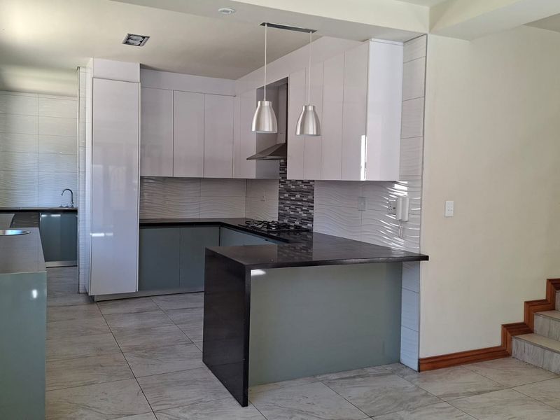 Elegance Meets Everyday Comfort - Bedfordview - Photo 2