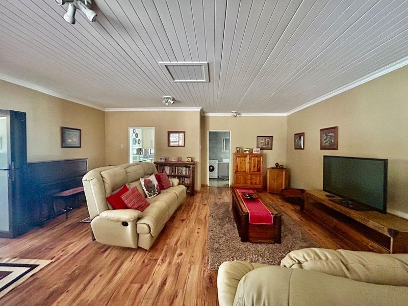 Charming family home on a corner stand, near popular schools and the University. - Photo 10