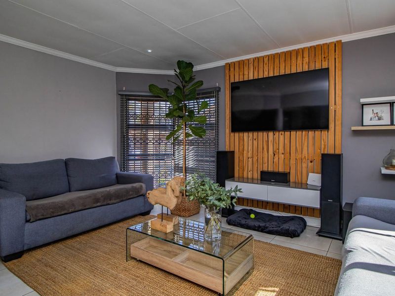 Charming 3-Bed Cluster Home with a Pool - Photo 7