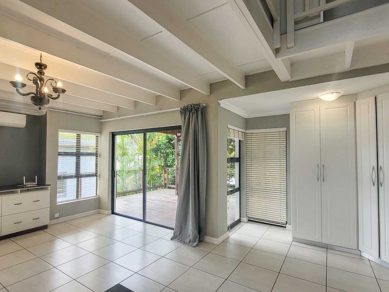 4 Bedroom Home Palm Lakes Estate - Photo 7