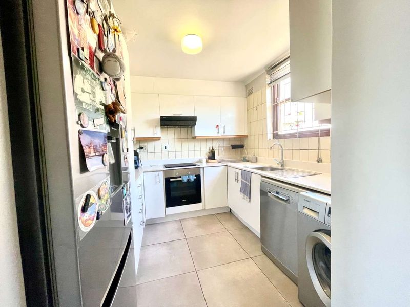 Spacious 3-Bedroom Duplex with Spectacular City, Table Bay, harbour and Table Mountain Views - Photo 8