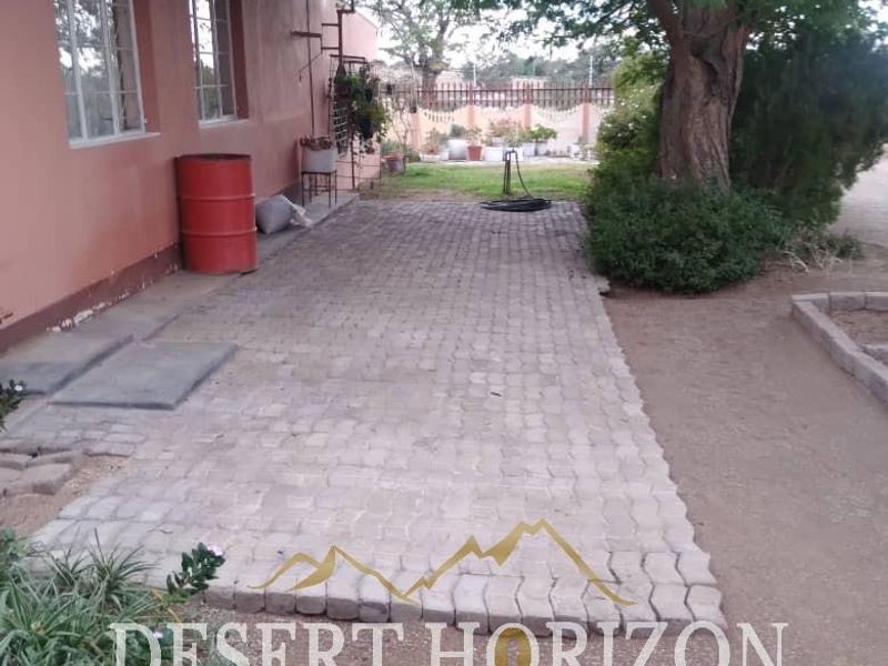 Keetmanshoop | Spacious Family Home with 2-Bedroom Flat - Photo 4