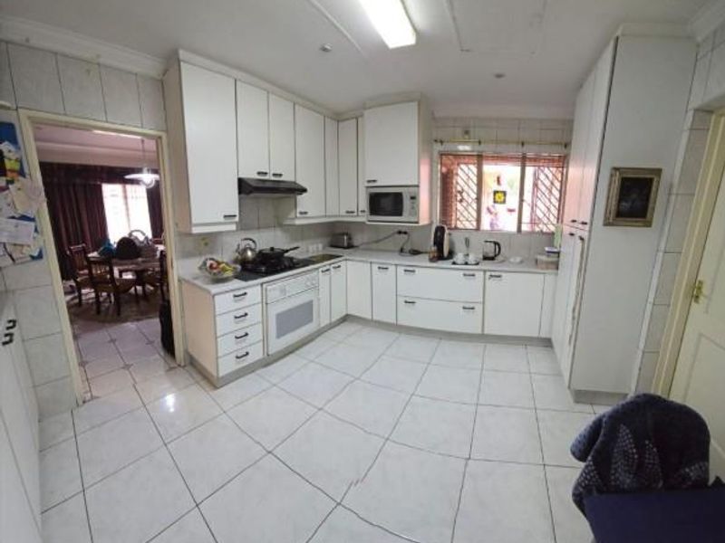 Move-In Ready 3 Bedroom Family Home with Solar, Enclosed Area - Photo 2