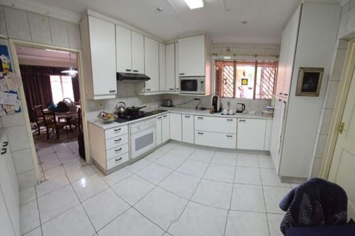 Move-In Ready 3 Bedroom Family Home with Solar, Enclosed Area - Photo 2