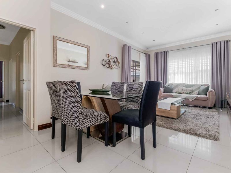 IMMACULATE 3 BEDROOM 2 BATHROOM CLUSTER HOME FOR SALE - Photo 4