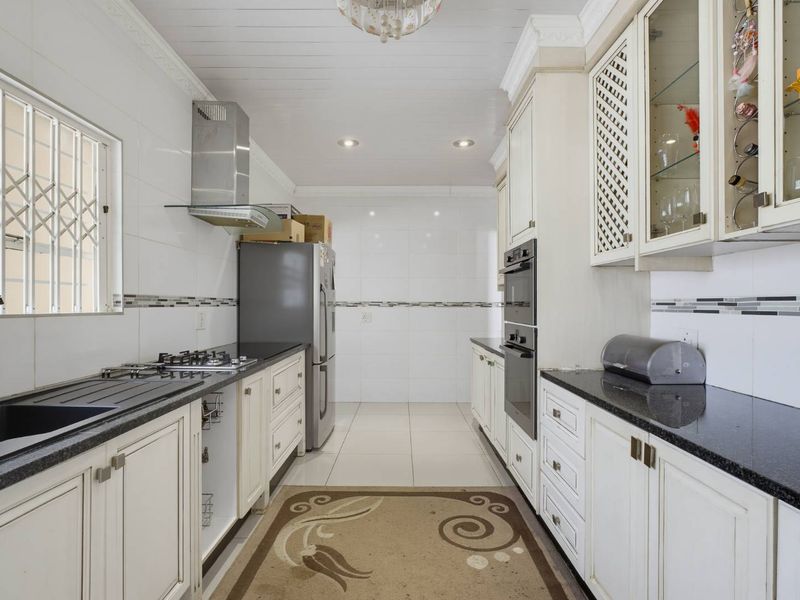 Family Home with Breathtaking Glenvista Views - Photo 2