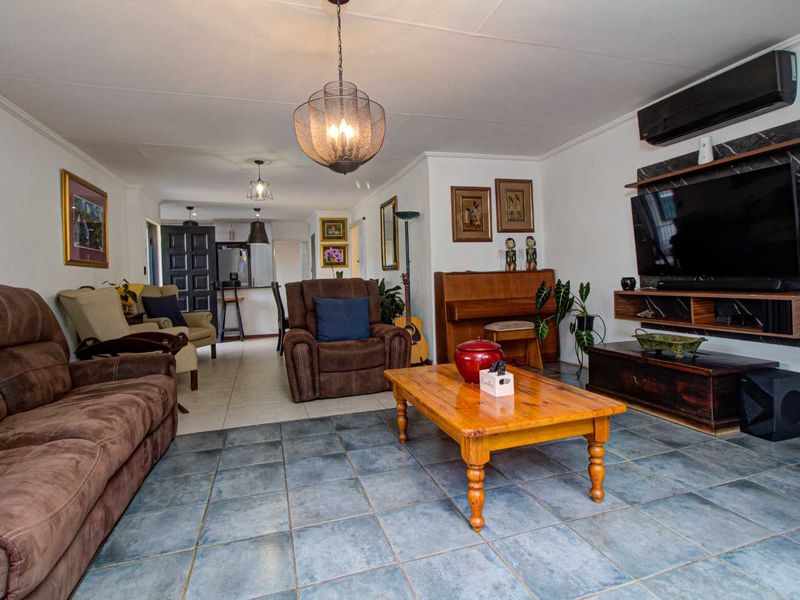 Effortless Elegance: Pool, Jacuzzi, & More - Photo 8